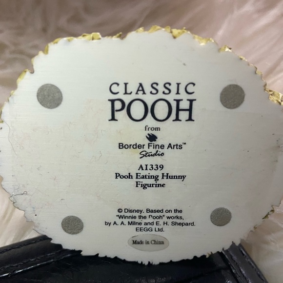 VINTAGE 1980’s Disney Classic Pooh Figurine “Pooh Eating Hunny” by Border Art - Picture 4 of 4